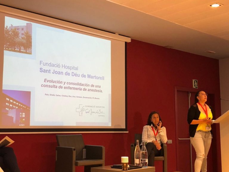 La infermera Sheila Ruiz durant la seva exposició en el transcurs de la IV Jornada de l’Associació Catalana d’Infermeria d’Anestèsia