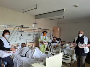 Pacients ingressats a la FHSJDM rebent les roses de Sant Jordi 2022 de l'equip de voluntaris de la FHSJDM