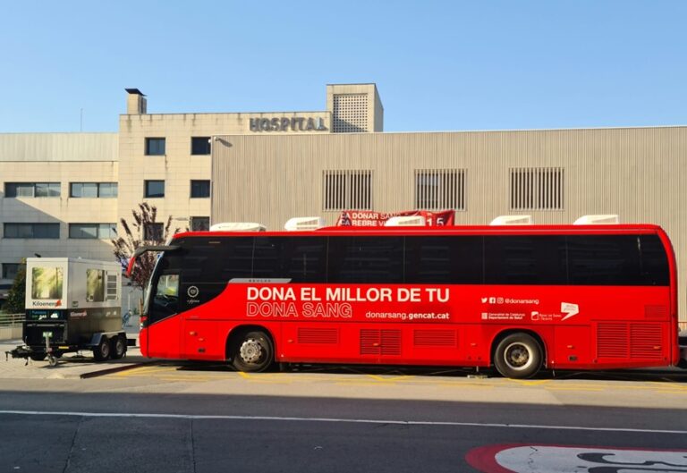 Avui és el dia! 🩸Dona sang davant de la FHSJDM!
